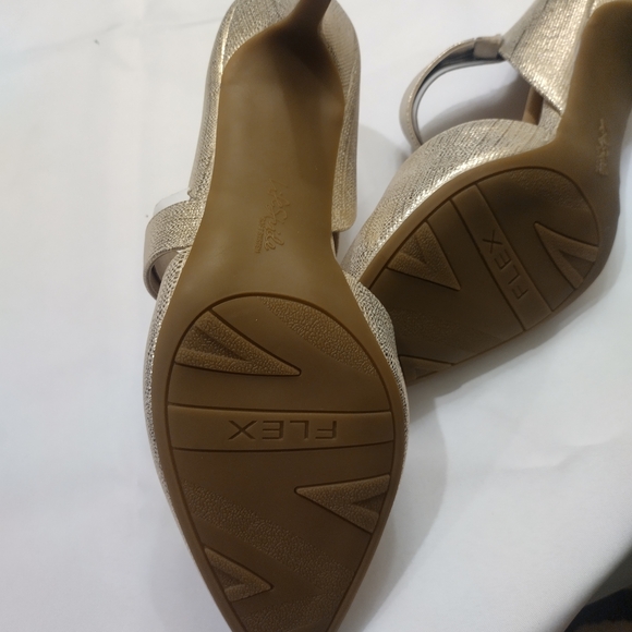 Elegant Gold Women's Shoes - Picture 7 of 7